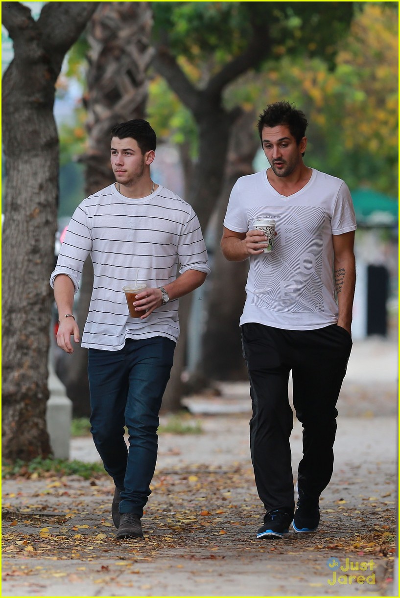 Nick Jonas Performs 'Jealous' with 'The Voice' Top 8 & You Have to See