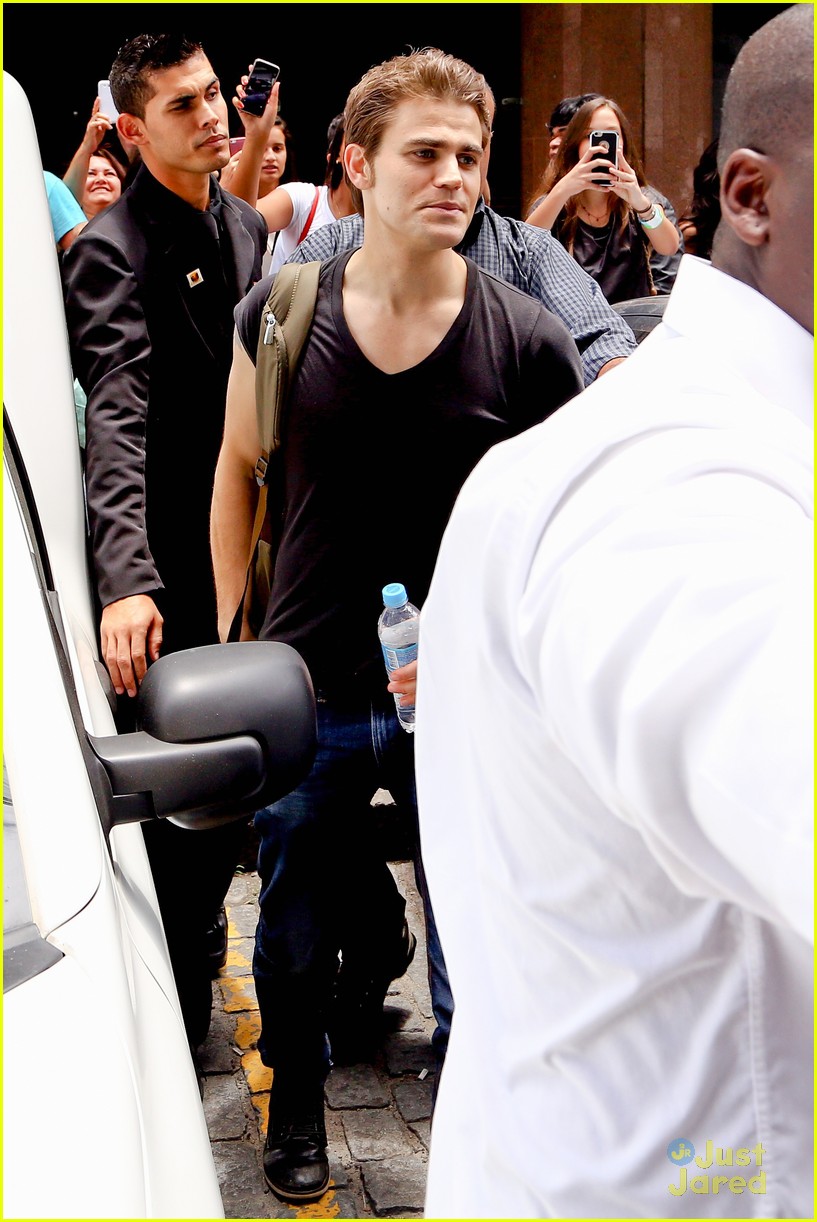 Paul Wesley Flaunts His Buff Biceps While Sightseeing in Rio! | Photo ...