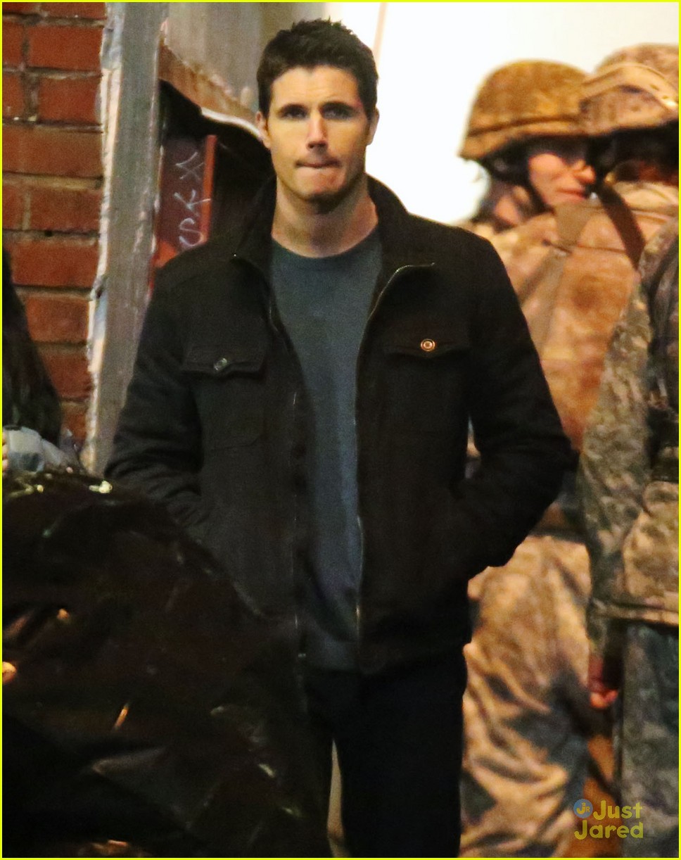 Grant Gustin And Robbie Amell The Flash And Firestorm Are Best Friends Forever Photo 753655 9191