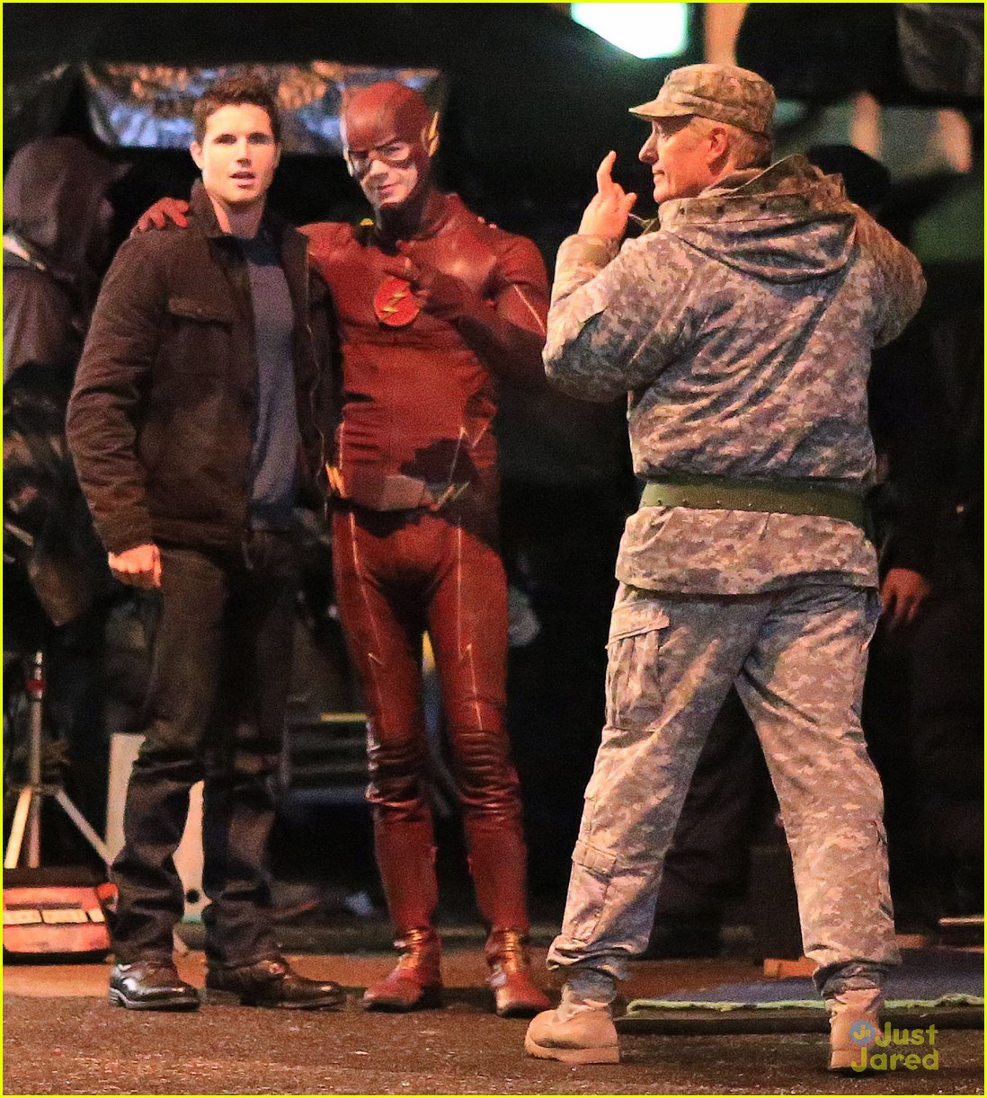 Grant Gustin And Robbie Amell The Flash And Firestorm Are Best Friends Forever Photo 753656 9360