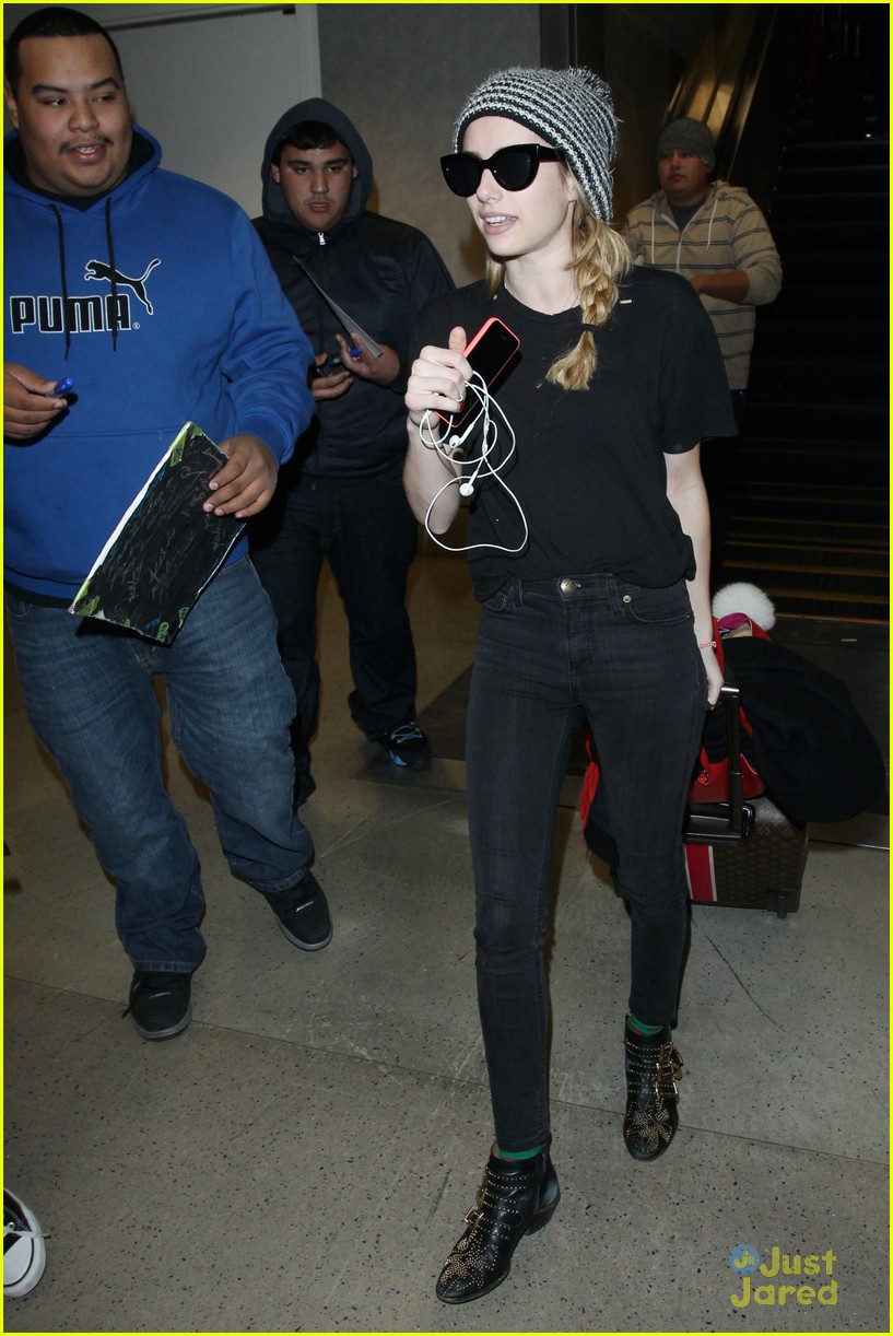 Emma Roberts Arrives Back in Town After a Relaxing Christmas Away ...