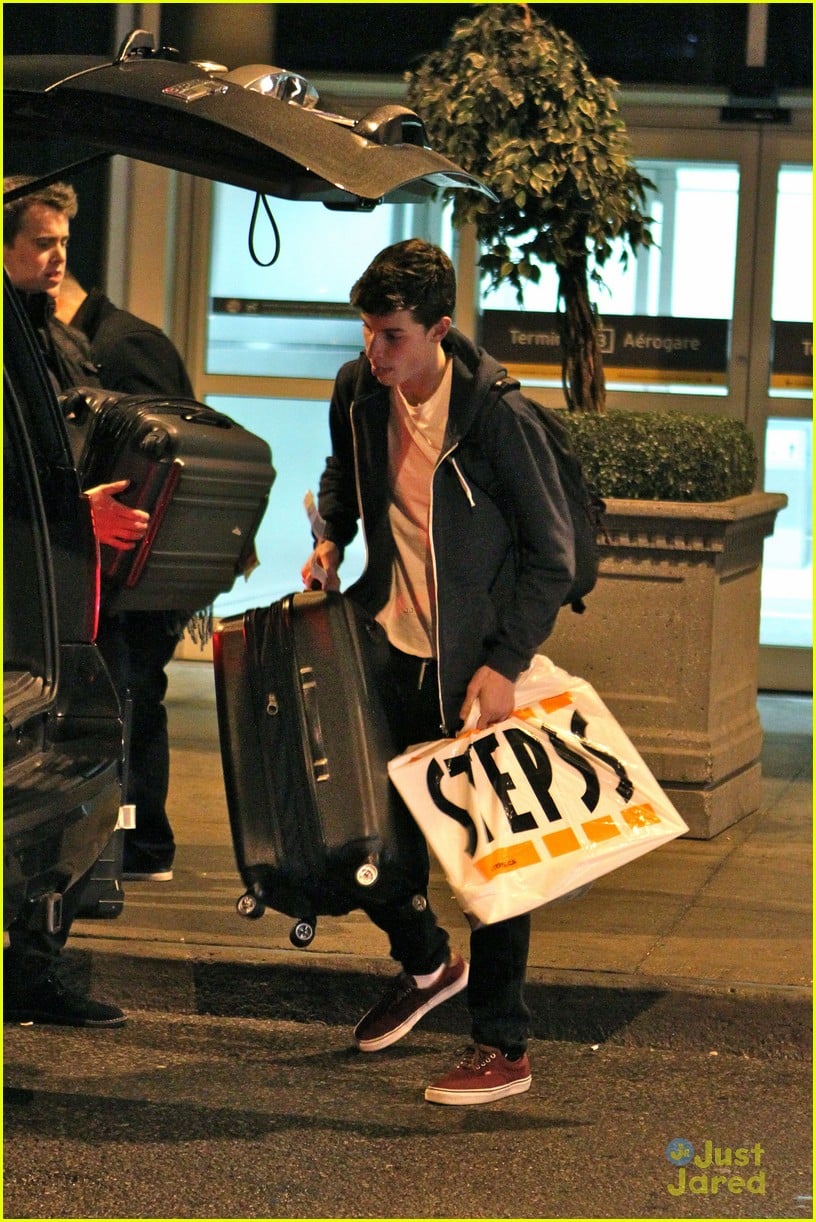 Full Sized Photo of shawn mendes home canada holidays 03 Shawn Mendes
