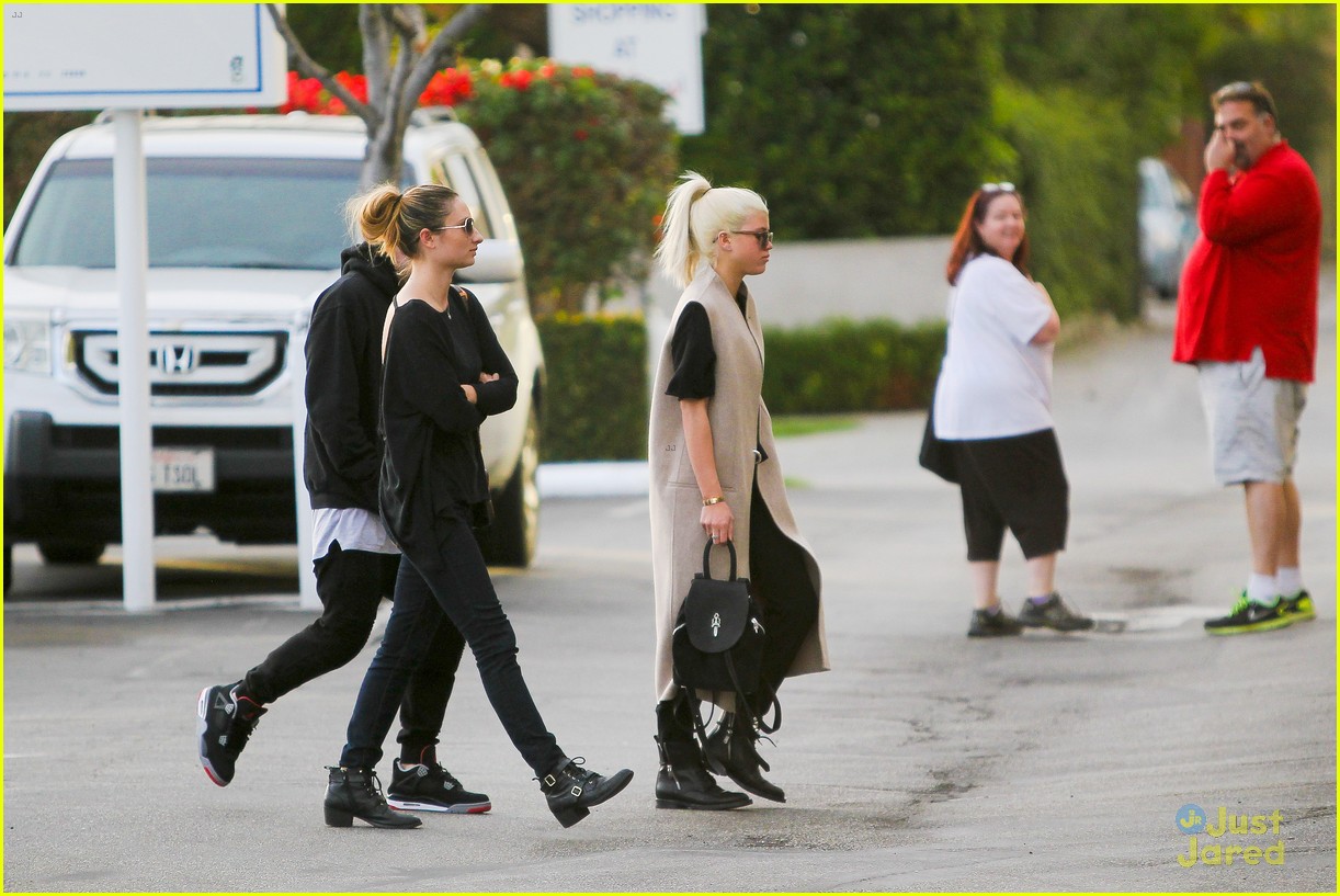 Sofia Richie Checks Last Minute Holiday Shopping Off Her List | Photo