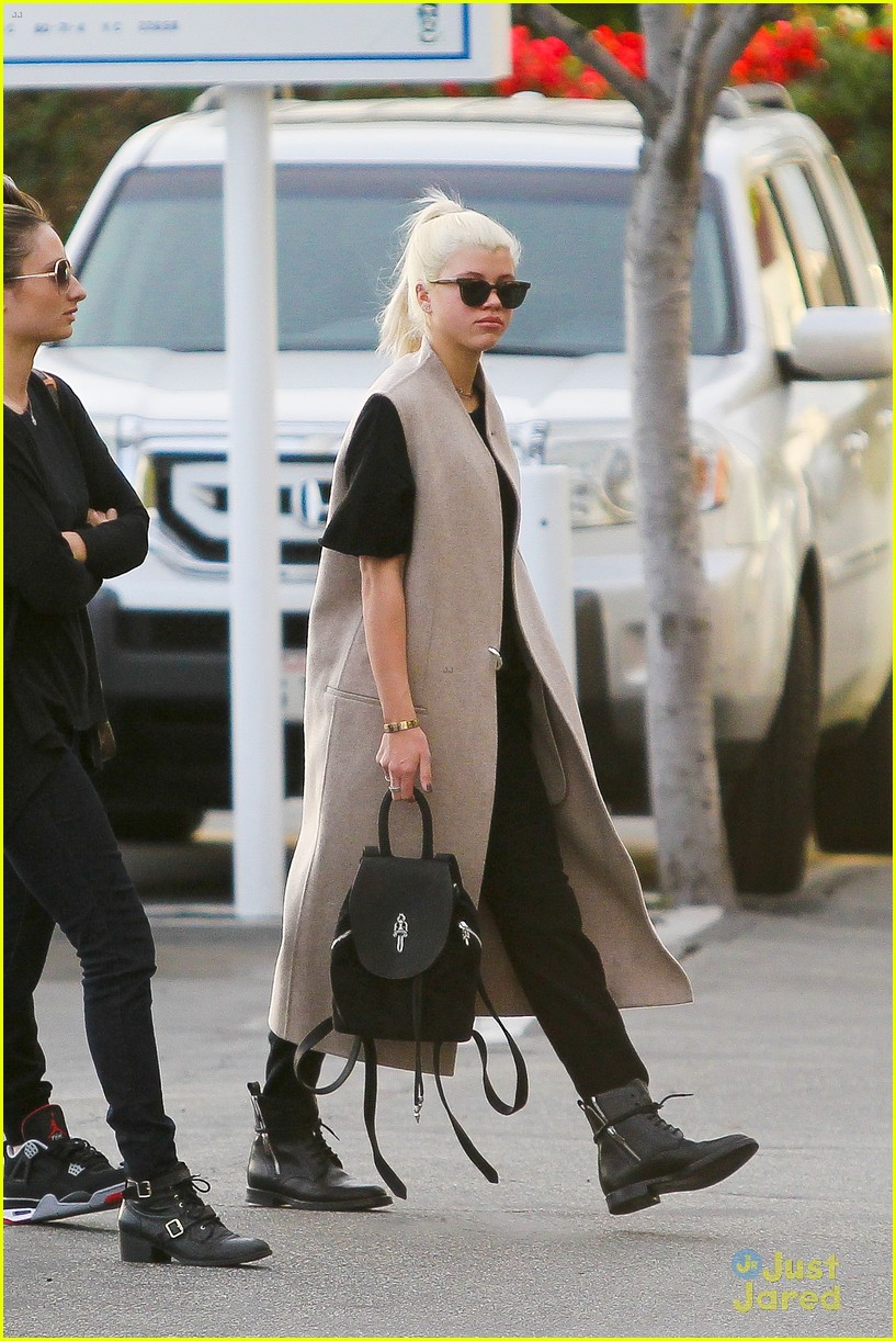 Sofia Richie Checks Last Minute Holiday Shopping Off Her List | Photo