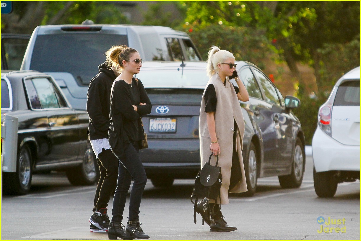 Sofia Richie Checks Last Minute Holiday Shopping Off Her List | Photo