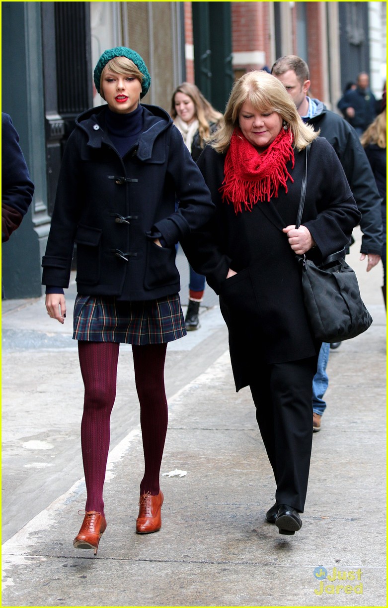 Taylor Swift, Her Brother Austin, & Their Mom Spend Time Together