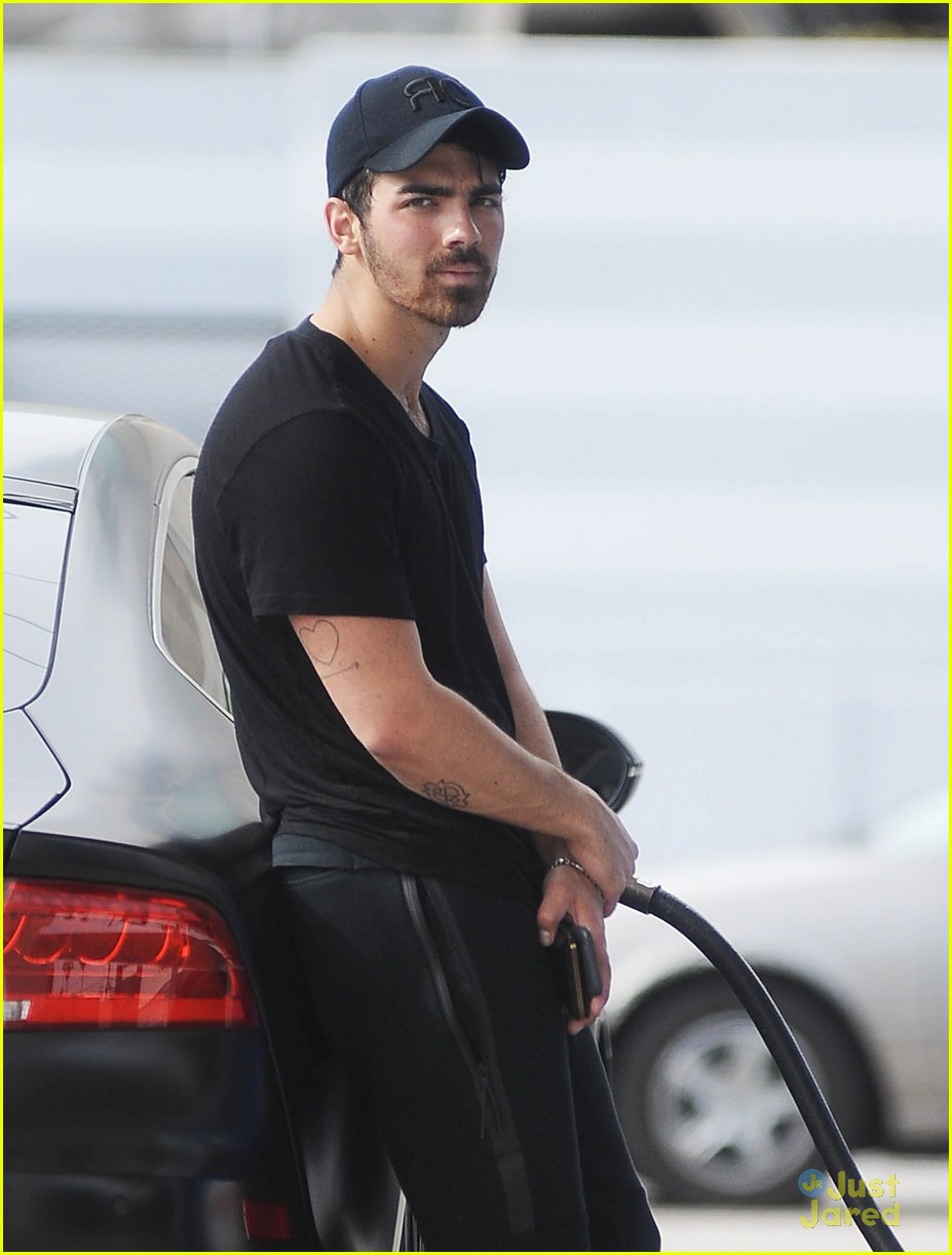 Nick Jonas Heads to Paris While Joe & Kevin Take Care of Business in ...