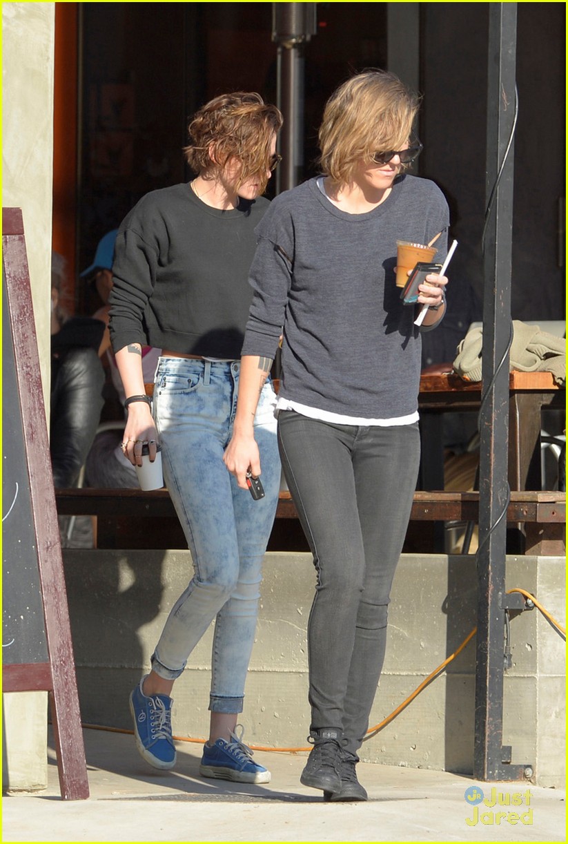 Kristen Stewart Gets Her Morning Coffee With Alicia Cargile Photo 769679 Photo Gallery