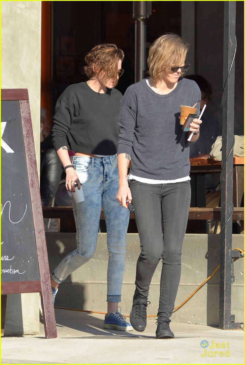 Kristen Stewart Gets Her Morning Coffee With Alicia Cargile Photo 769680 Photo Gallery