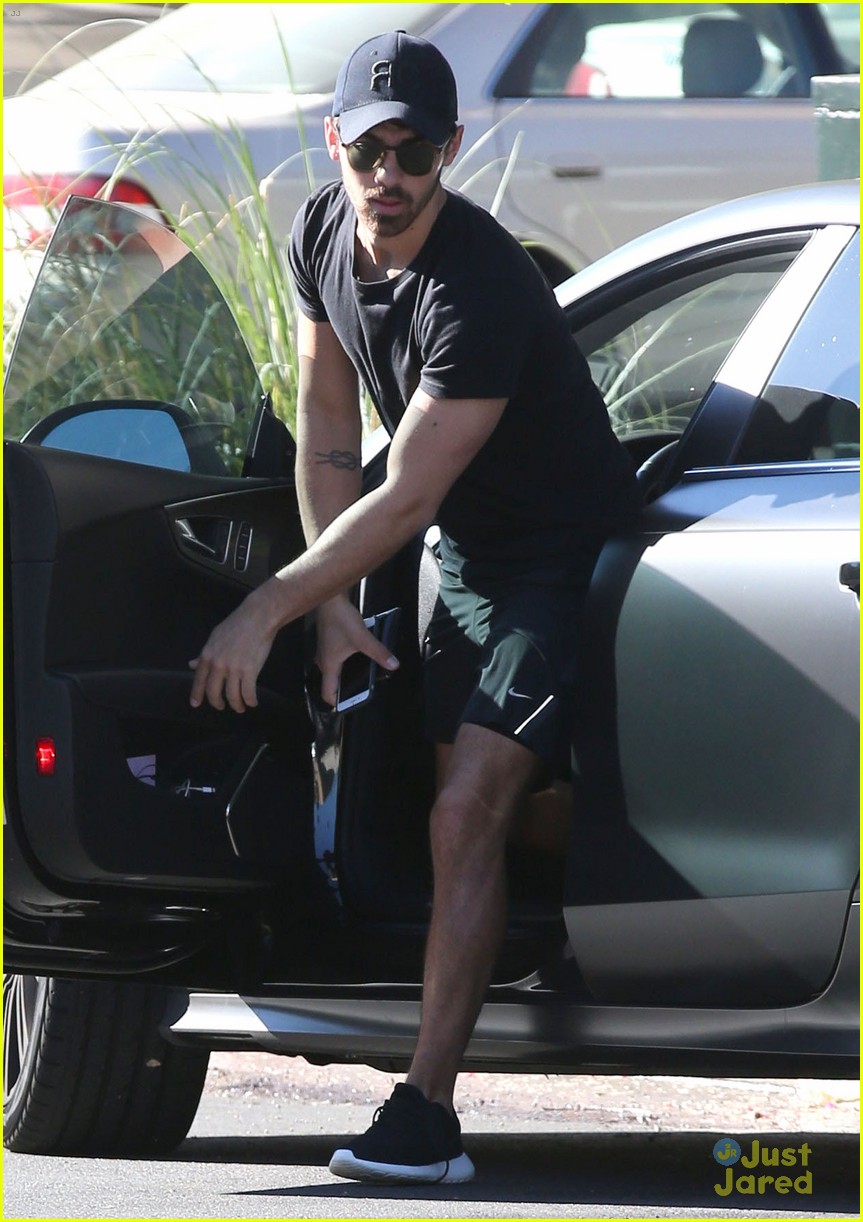 Full Sized Photo of joe jonas sees his crush what does he do 01 What