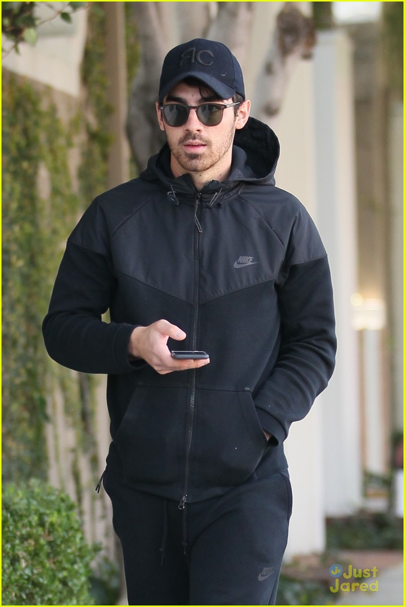 Full Sized Photo of joe jonas phone all black random instas 03 Joe