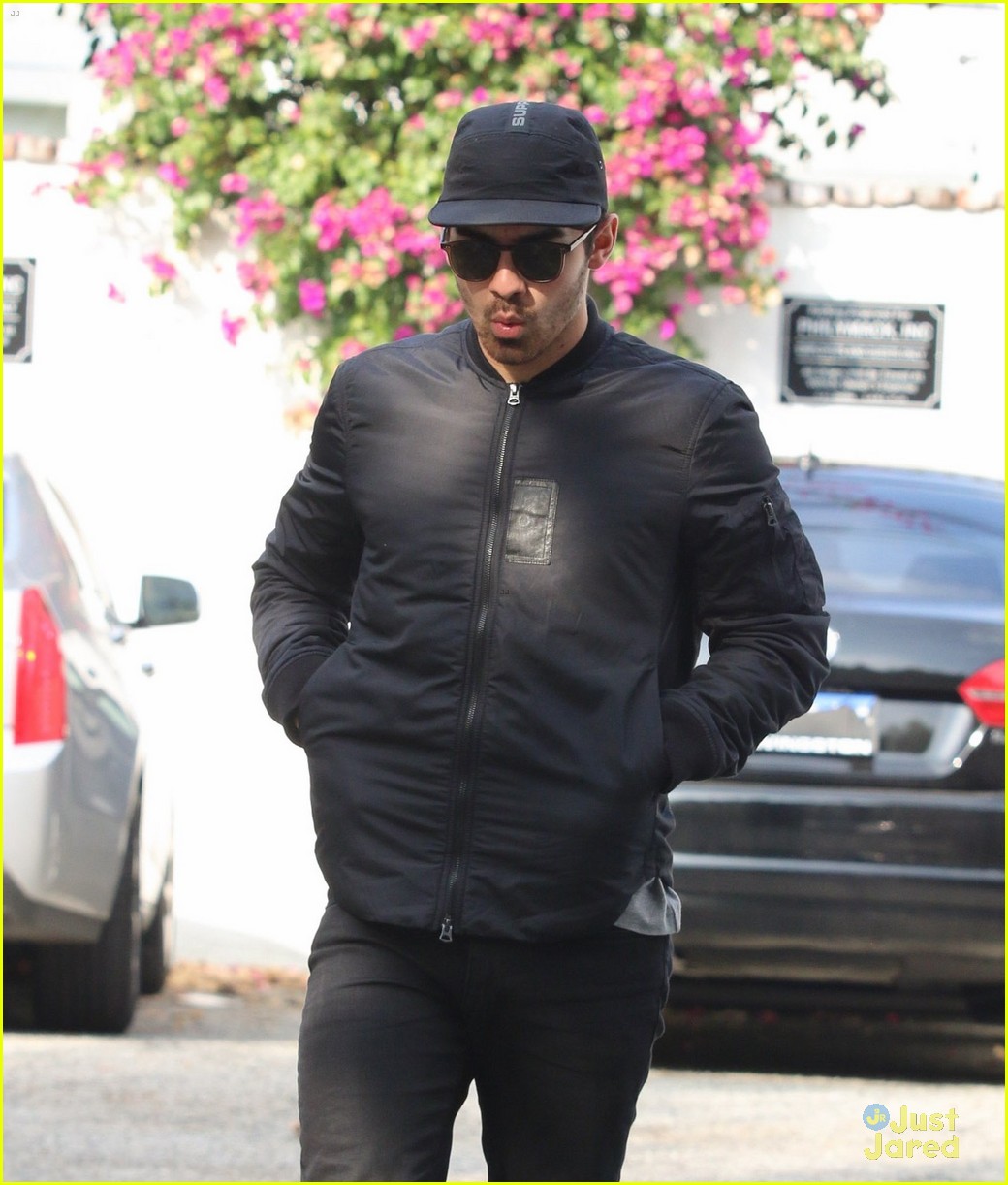 Joe Jonas Wears His Favorite Hat While Doing Business in L.A. | Photo ...