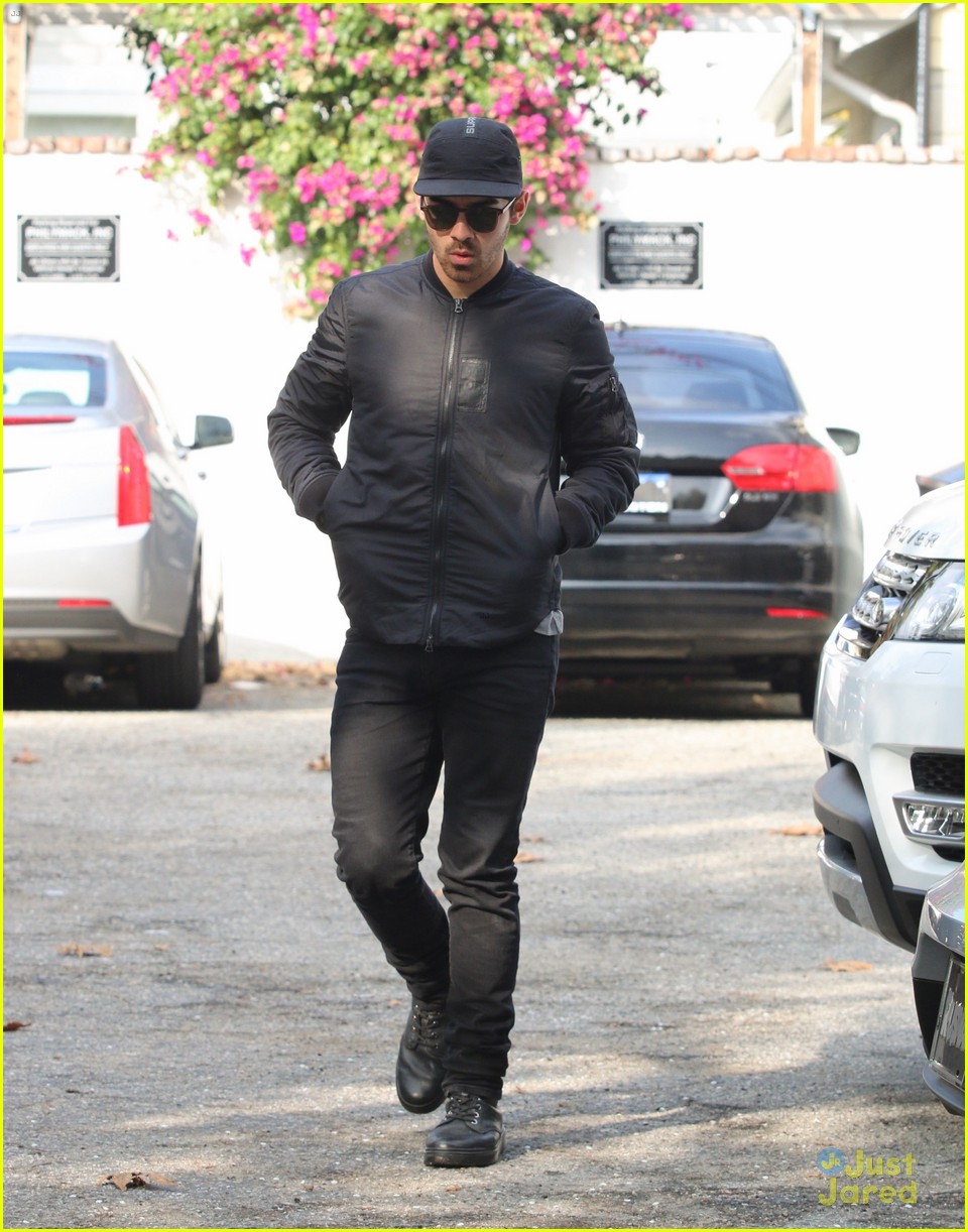 Joe Jonas Wears His Favorite Hat While Doing Business in L.A. | Photo ...