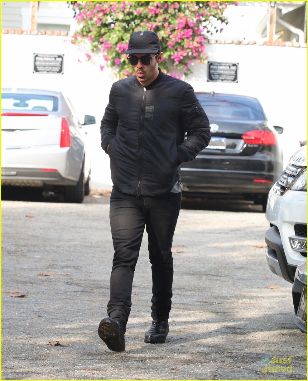 Joe Jonas Wears His Favorite Hat While Doing Business in L.A. | Photo ...