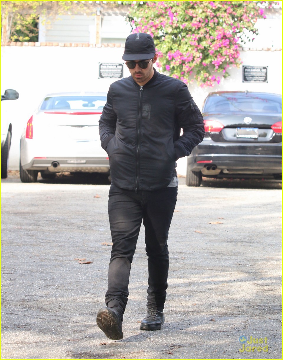 Joe Jonas Wears His Favorite Hat While Doing Business in L.A. | Photo ...