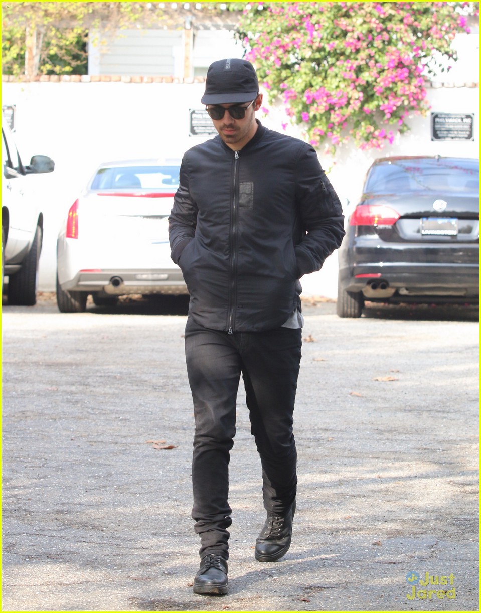 Joe Jonas Wears His Favorite Hat While Doing Business in L.A. | Photo ...