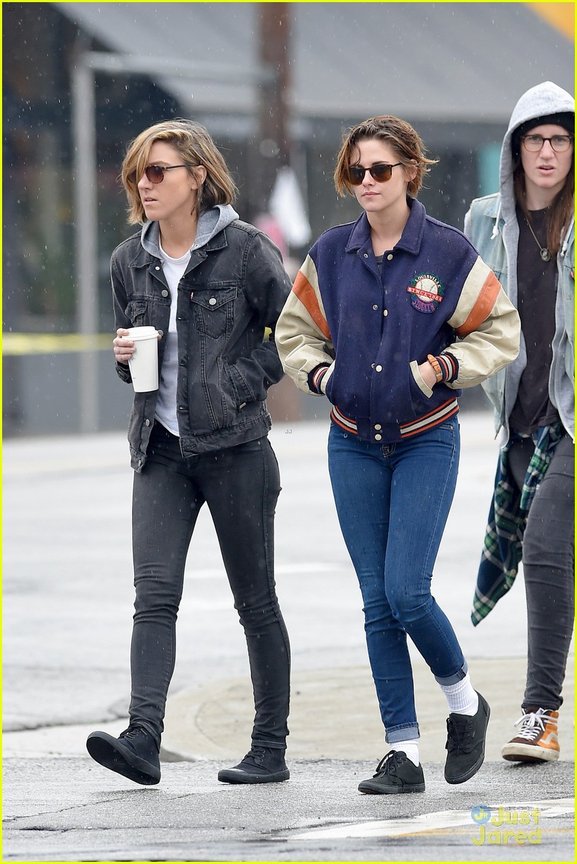 Kristen Stewart & Alicia Cargile Brave the Rain For Coffee | Photo ...