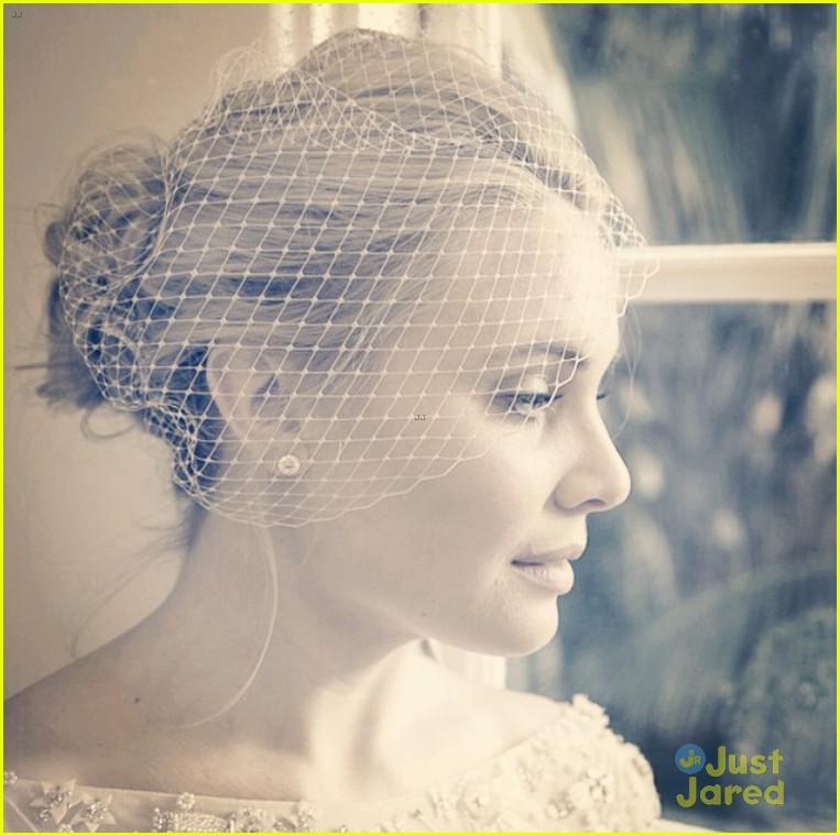 Leah Pipes is a Bride in Her NewlyReleased Wedding Photos