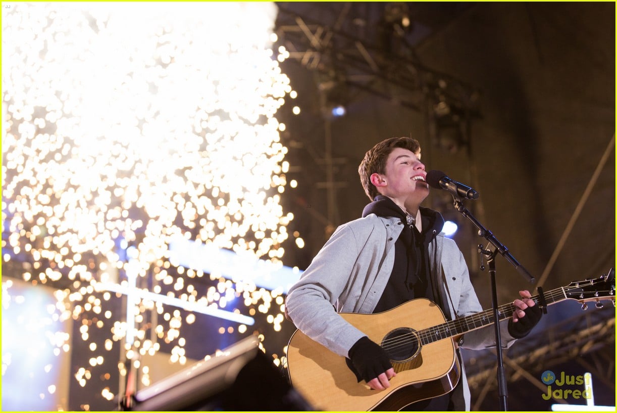 Nick Jonas & Shawn Mendes Duet 'Lean on Me' on New Year's Eve Watch Now! Photo 759126