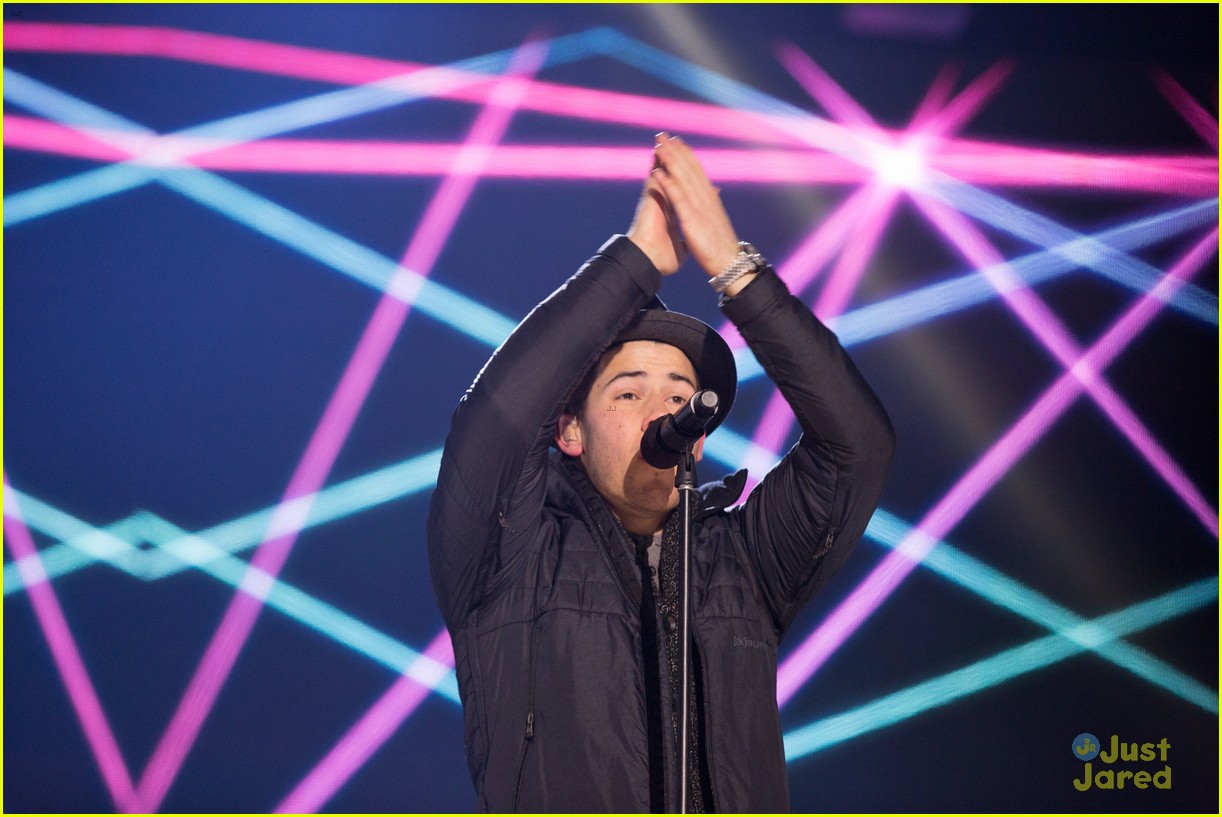 Nick Jonas & Shawn Mendes Duet 'Lean on Me' on New Year's Eve Watch Now! Photo 759128