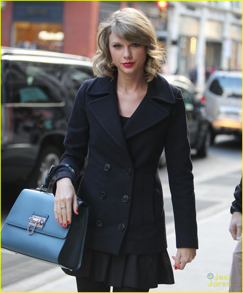 Taylor Swift & Lena Dunham Swap Red & Yellow Dresses at Golden Globes ...