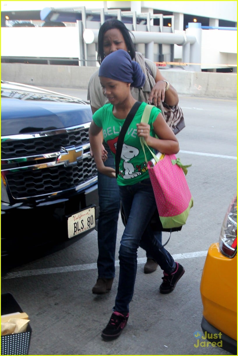 Quvenzhane Wallis Jets Off After Golden Globes | Photo 764472 - Photo