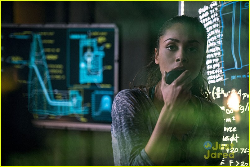 Full Sized Photo of the 100 bodyguard lies pics 06 Clarke Prepares