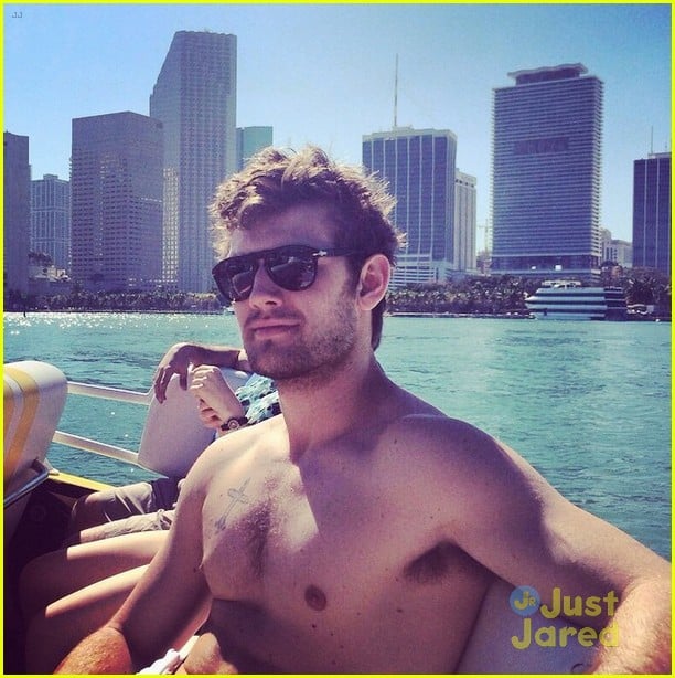 Alex Pettyfer Spent Valentine S Day Shirtless In Miami Photo Photo Gallery Just