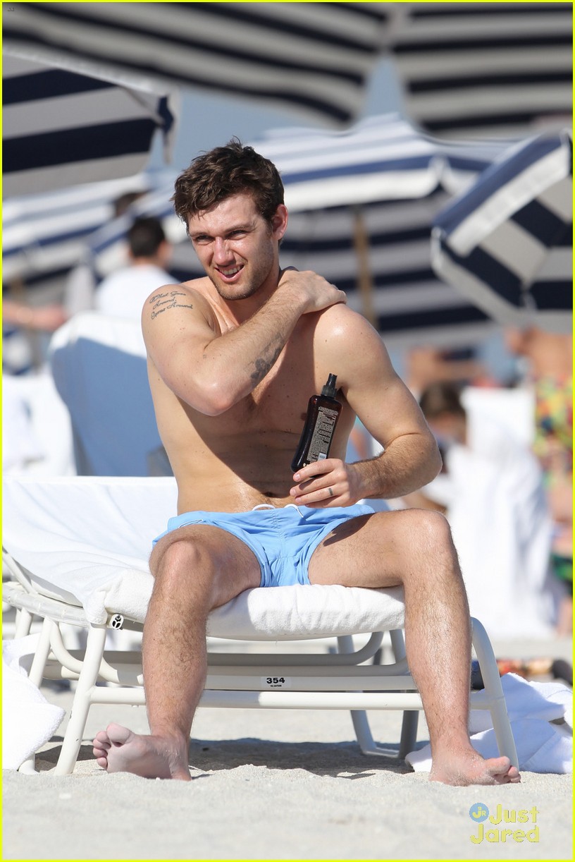 Alex Pettyfer Spent Valentine S Day Shirtless In Miami Photo Photo Gallery Just