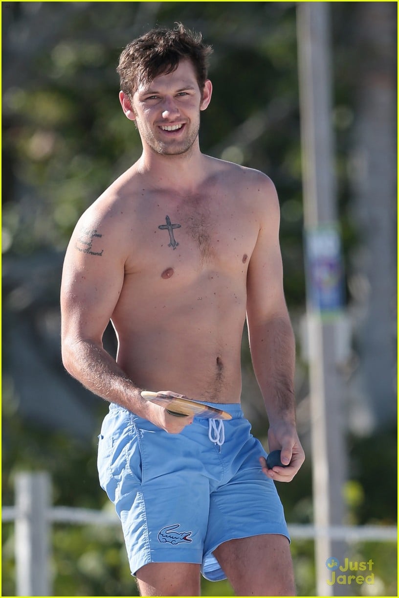 Alex Pettyfer Spent Valentine S Day Shirtless In Miami Photo