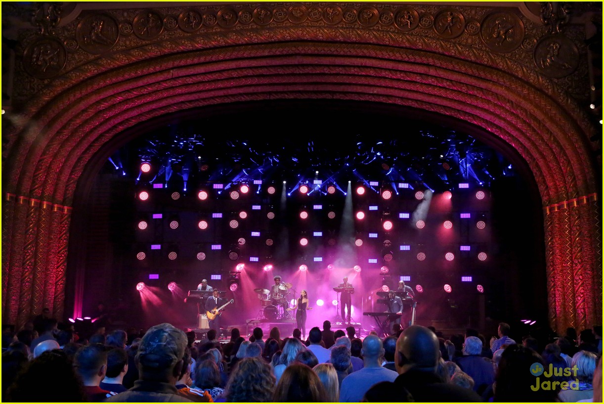 Ariana Grande Performs 'One Last Time' Live for First Time! (Video