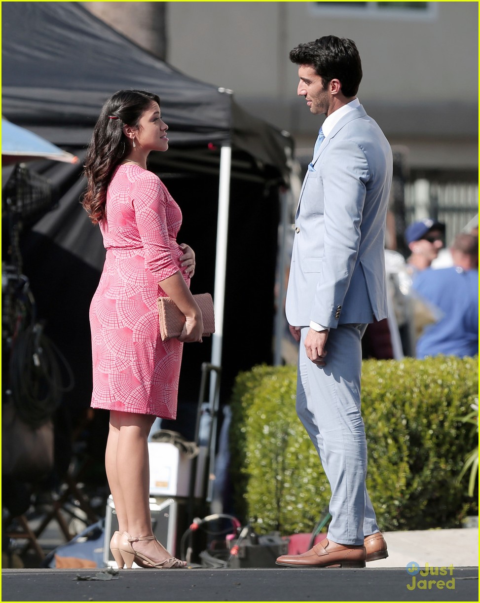 Gina Rodriguez & Justin Baldoni Hold Hands For 'Jane the Virgin' Scenes Gina Rodriguez & Justin Baldoni Hold Hands For 'Jane the Virgin' Scenes