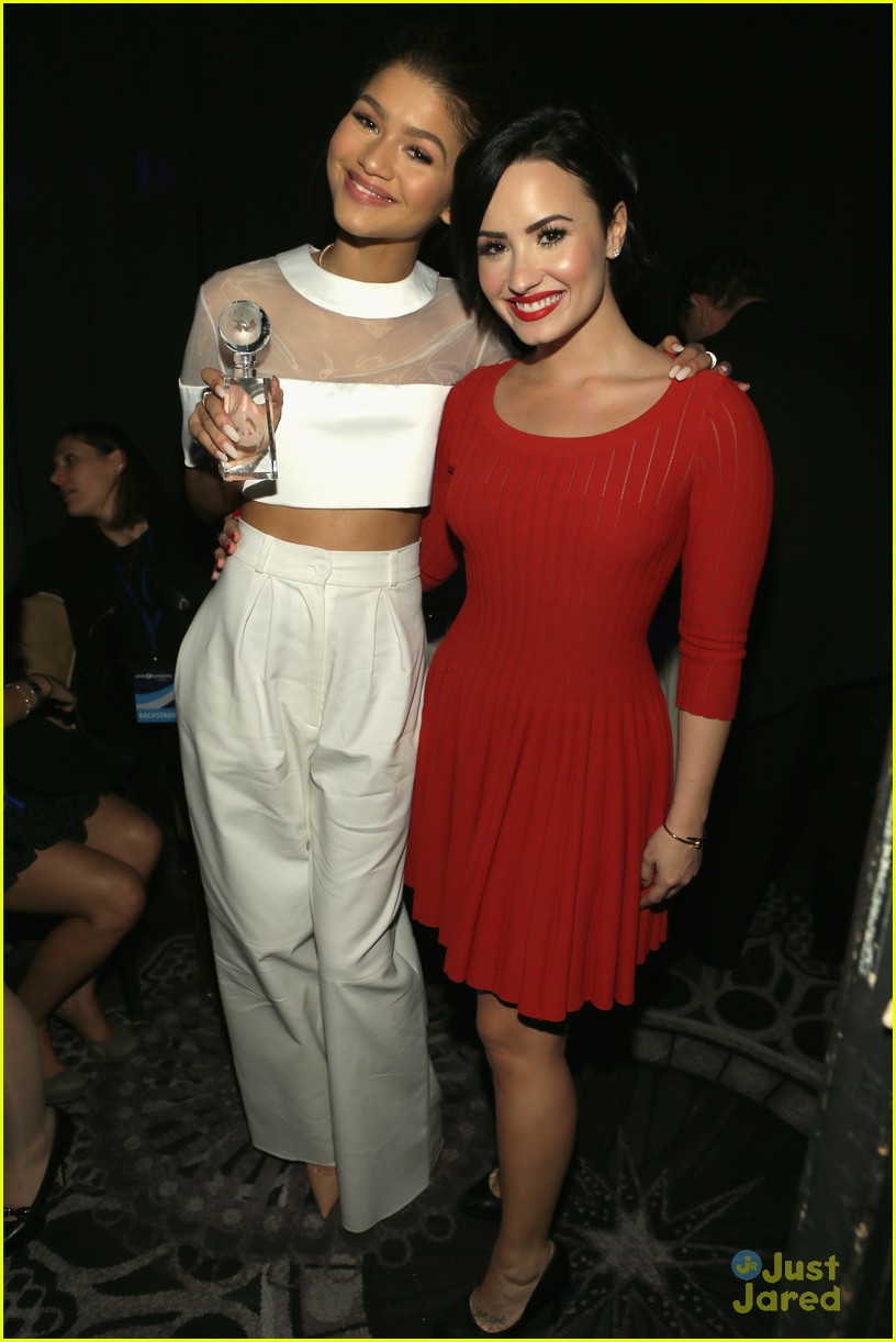 Demi Lovato & Zendaya Take Silly Backstage Pics at unite4:humanity Gala ...