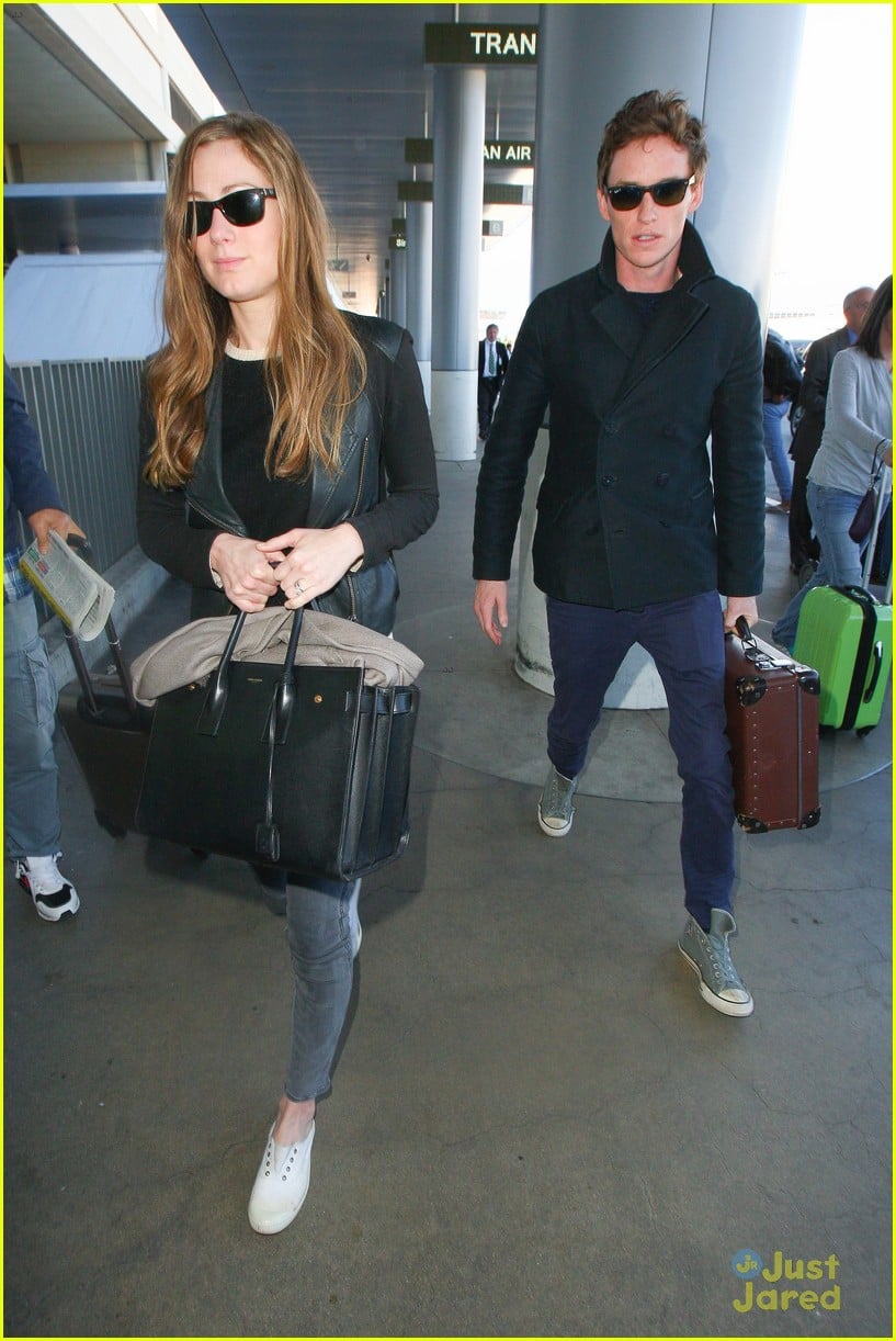 Eddie Redmayne Guards His Oscar Statue While Flying Out of Los Angeles ...