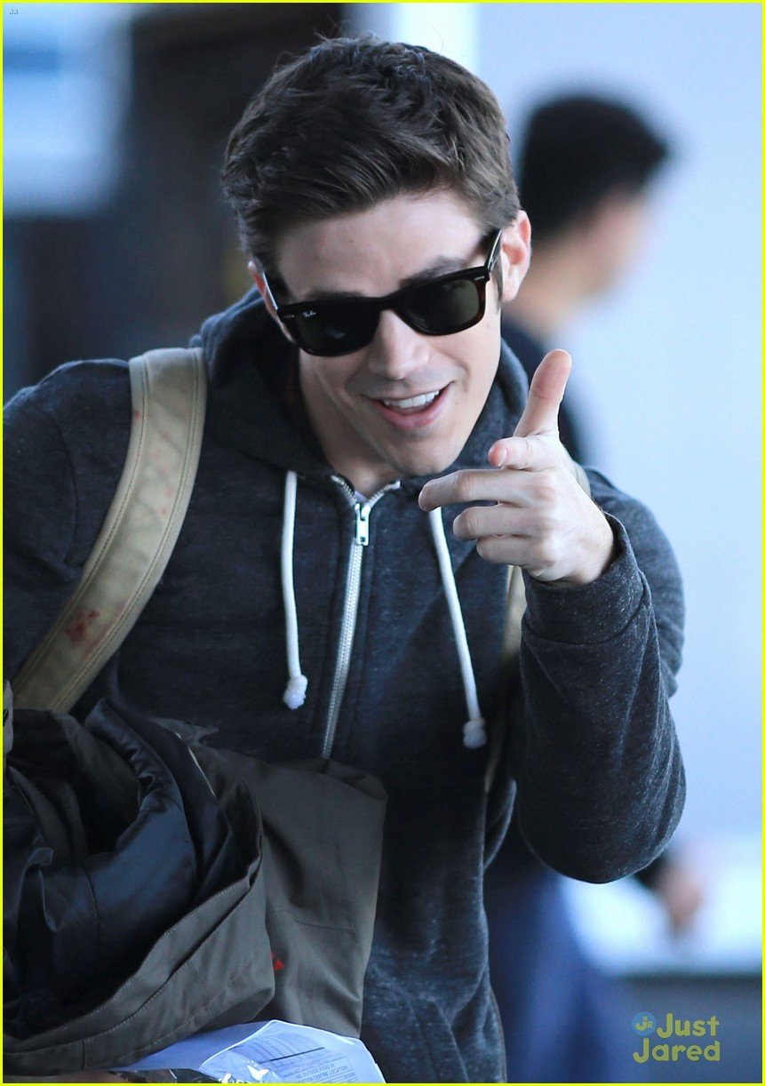 Grant Gustin Gets Playful With Paparazzi In Between The Flash Scenes Photo 778915 Photo