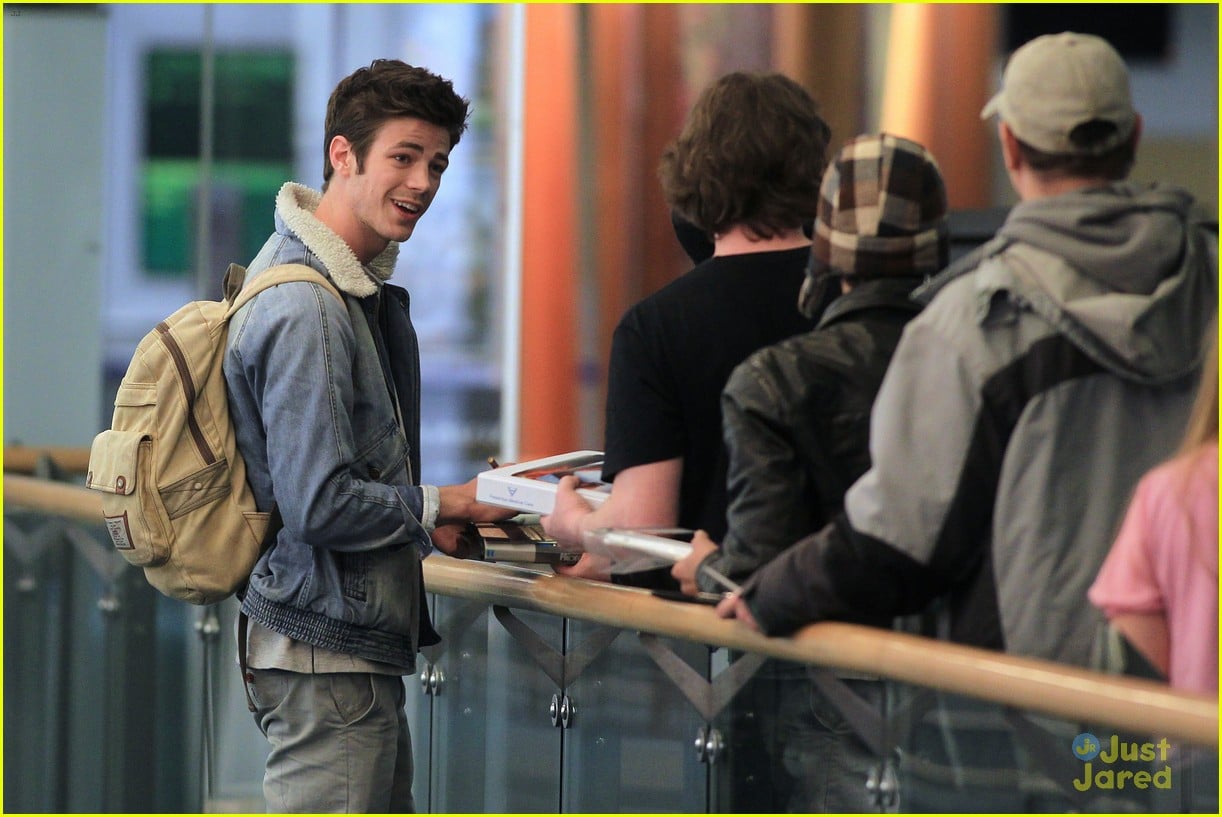 Grant Gustin & Colton Haynes 'Flash' Back to Vancouver | Photo 773447 ...