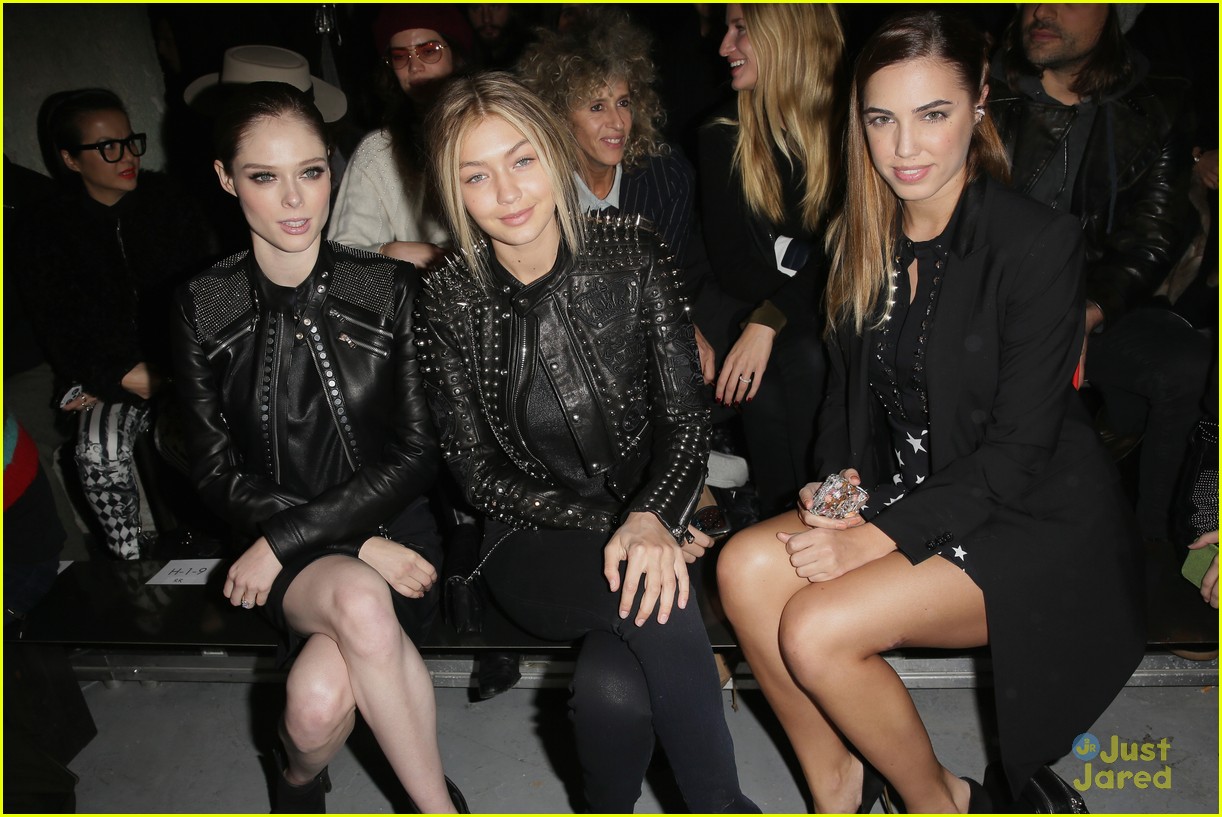 Gigi Hadid Takes a Selfie Break During NYFW | Photo 776393 - Photo ...