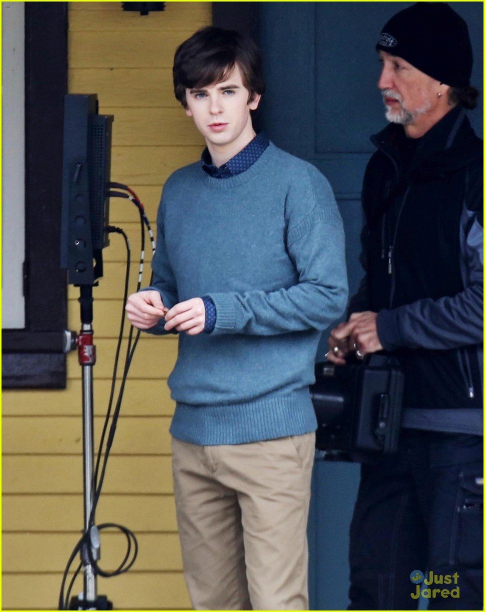 Full Sized Photo of freddie highmore bates motel trailer 09 | Freddie ...