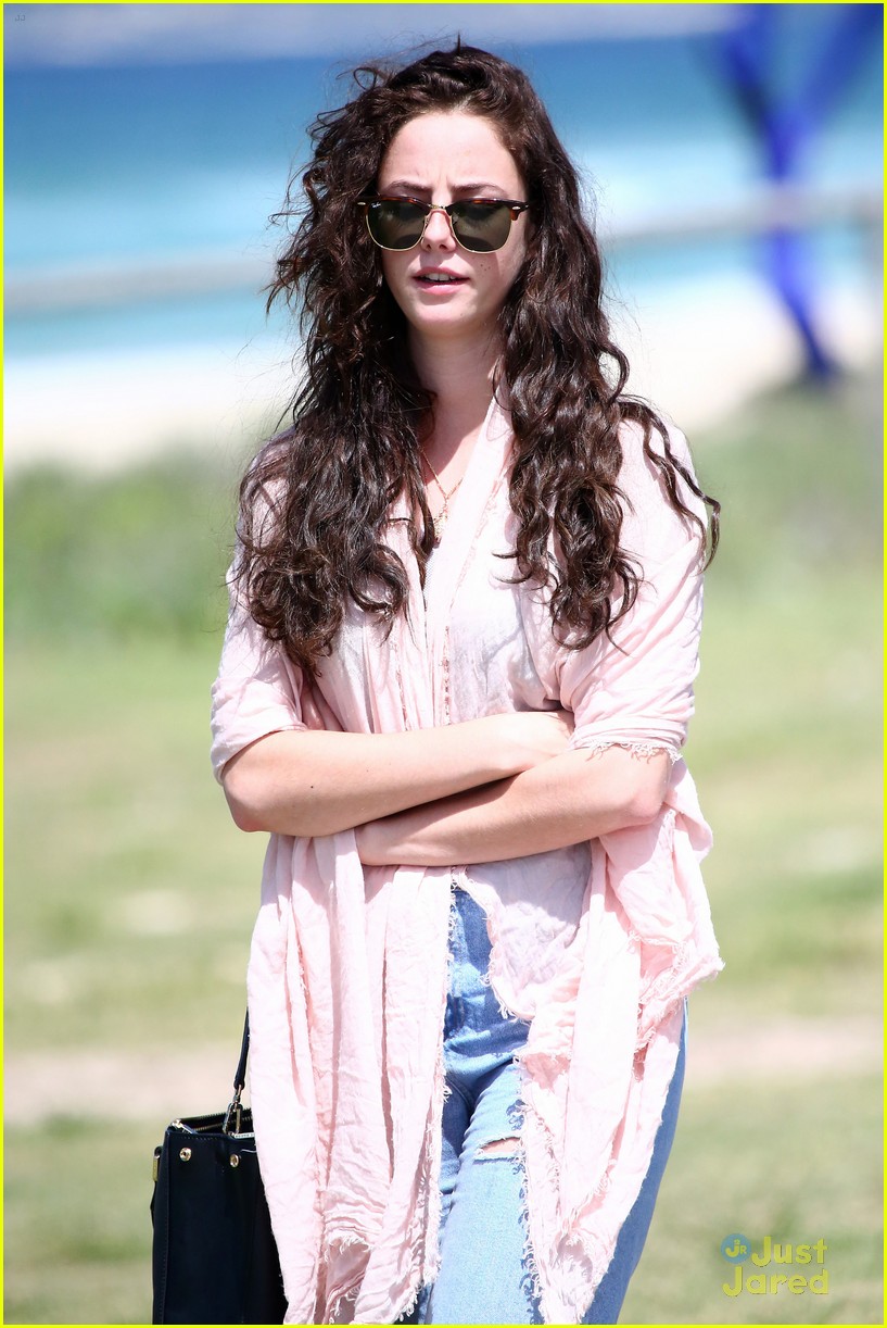 Kaya Scodelario Sight Sees Around Sydney With Fiance Benjamin Walker 