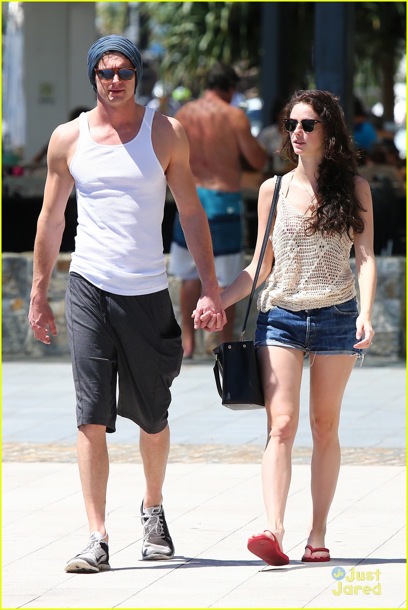 Kaya Scodelario Sight Sees Around Sydney With Fiance Benjamin Walker Photo 772402 Photo