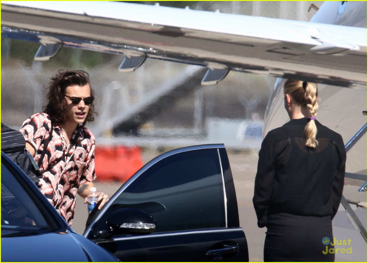 Niall Horan Harry Styles Head For Brisbane For On The Road Again Tour Photo Harry Styles Niall Horan One Direction Pictures Just Jared Jr