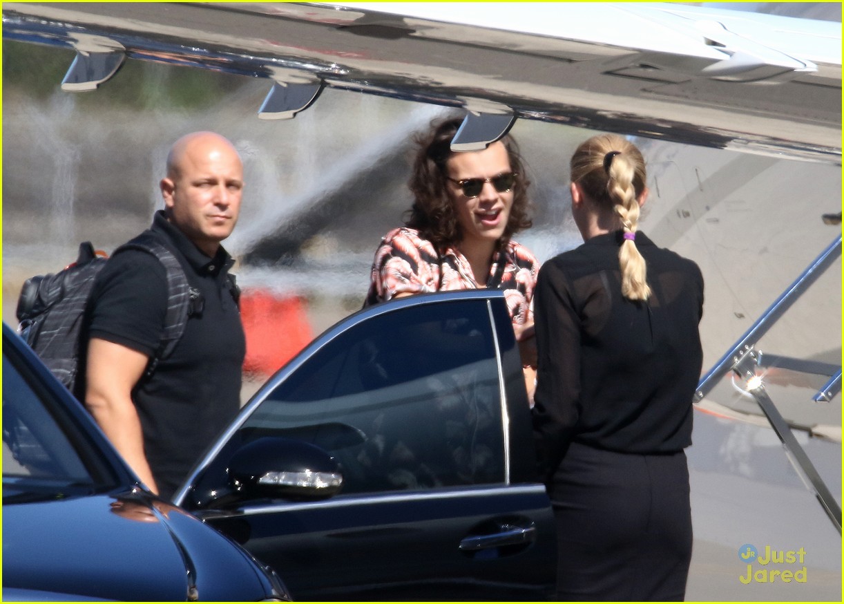 Niall Horan Harry Styles Head For Brisbane For On The Road Again Tour Photo Harry Styles Niall Horan One Direction Pictures Just Jared Jr