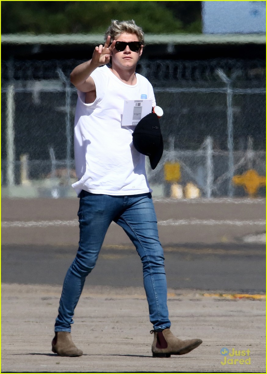 Niall Horan Harry Styles Head For Brisbane For On The Road Again Tour Photo 7733 Harry Styles Niall Horan One Direction Pictures Just Jared Jr