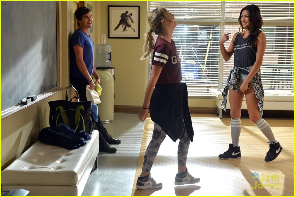 Full sized photo of hanna emily dance pretty little liars 19 emily