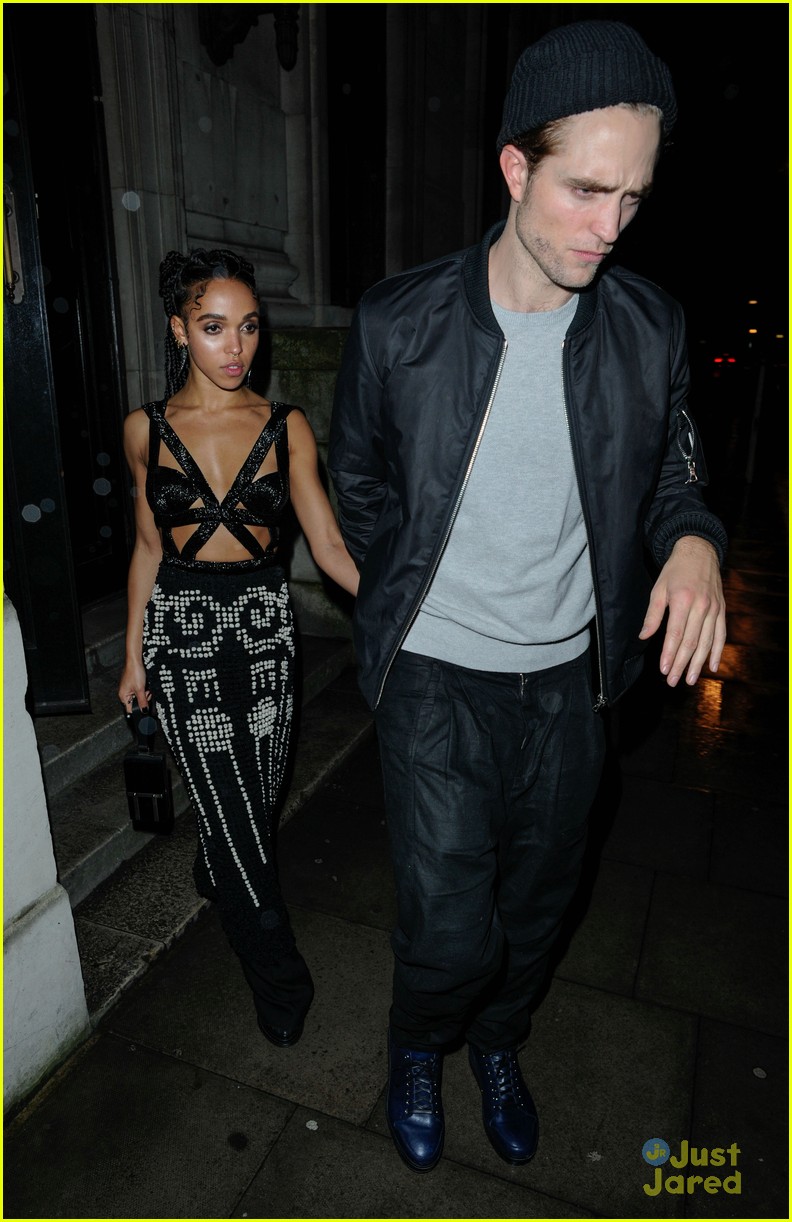 Robert Pattinson Supports Girlfriend Fka Twigs At Brit Awards 2015 Photo 780050 Photo