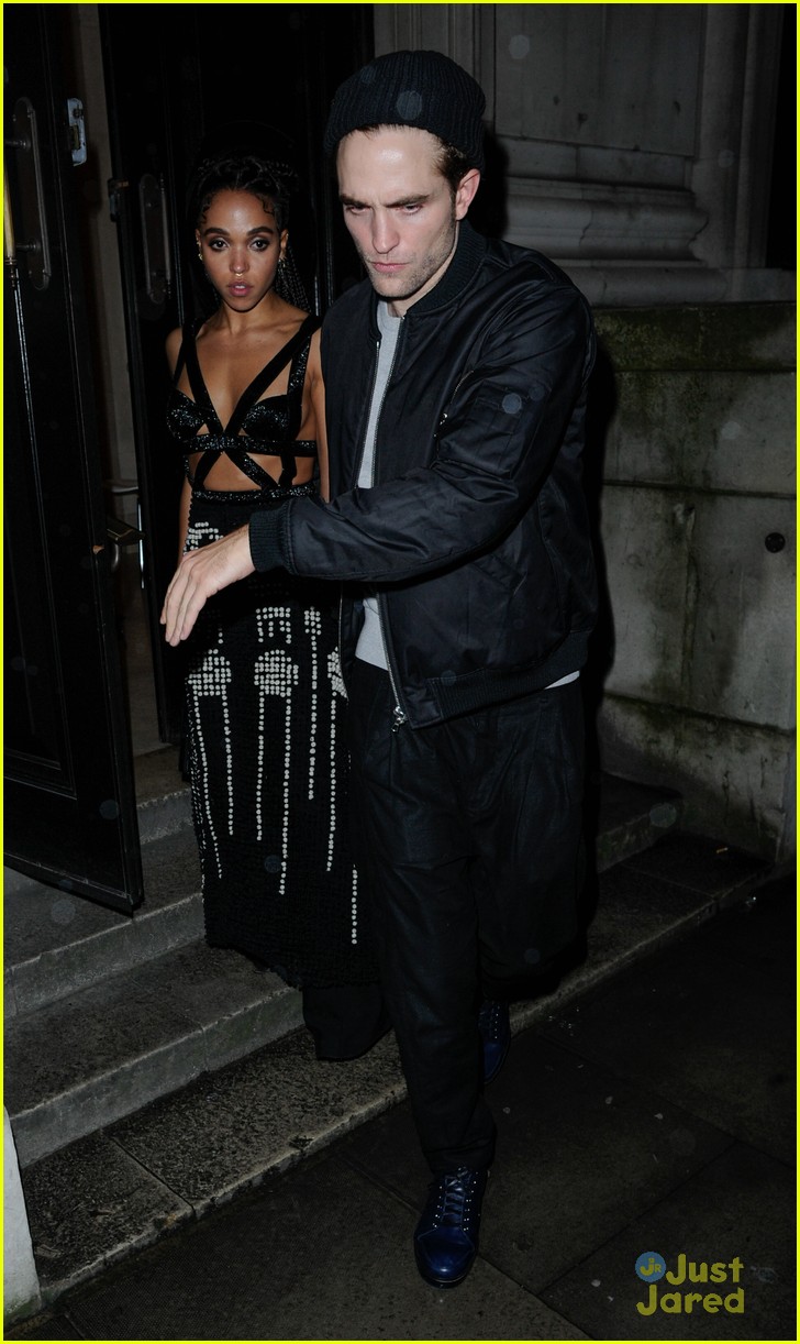 Robert Pattinson Supports Girlfriend Fka Twigs At Brit Awards 2015 Photo 780051 Photo
