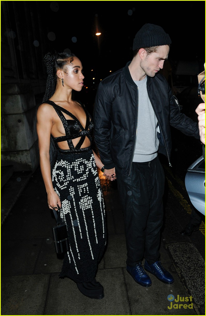 Robert Pattinson Supports Girlfriend Fka Twigs At Brit Awards 2015 Photo 780057 Photo