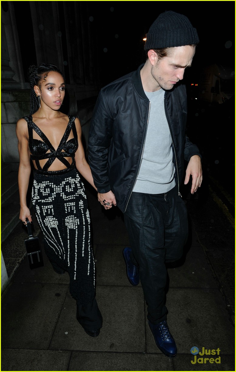 Robert Pattinson Supports Girlfriend Fka Twigs At Brit Awards 2015 Photo 780058 Photo