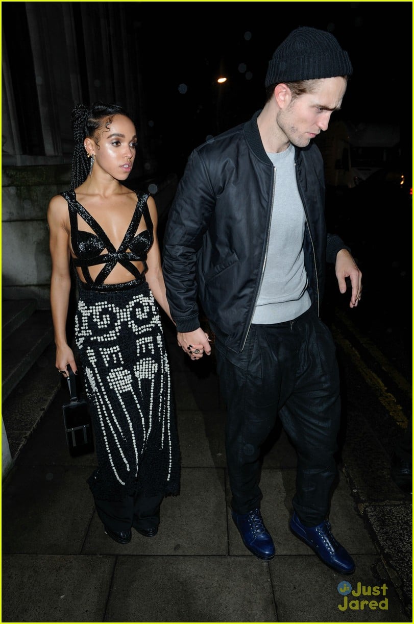 Robert Pattinson Supports Girlfriend Fka Twigs At Brit Awards 2015 Photo 780059 Photo