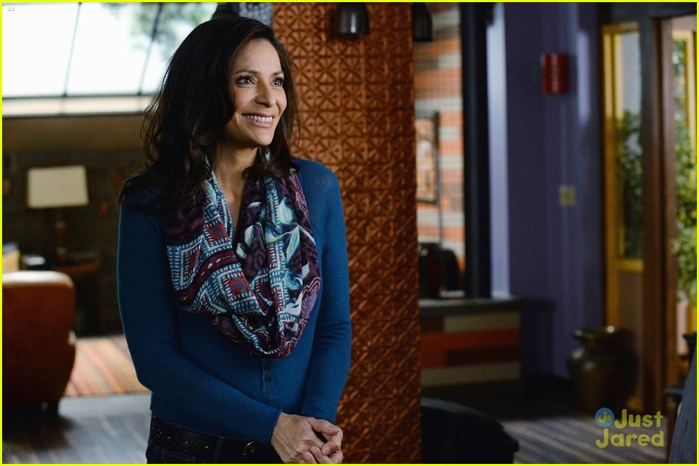 Daphne Gets Ready for Her Date with Mingo on Tonight's 'Switched at